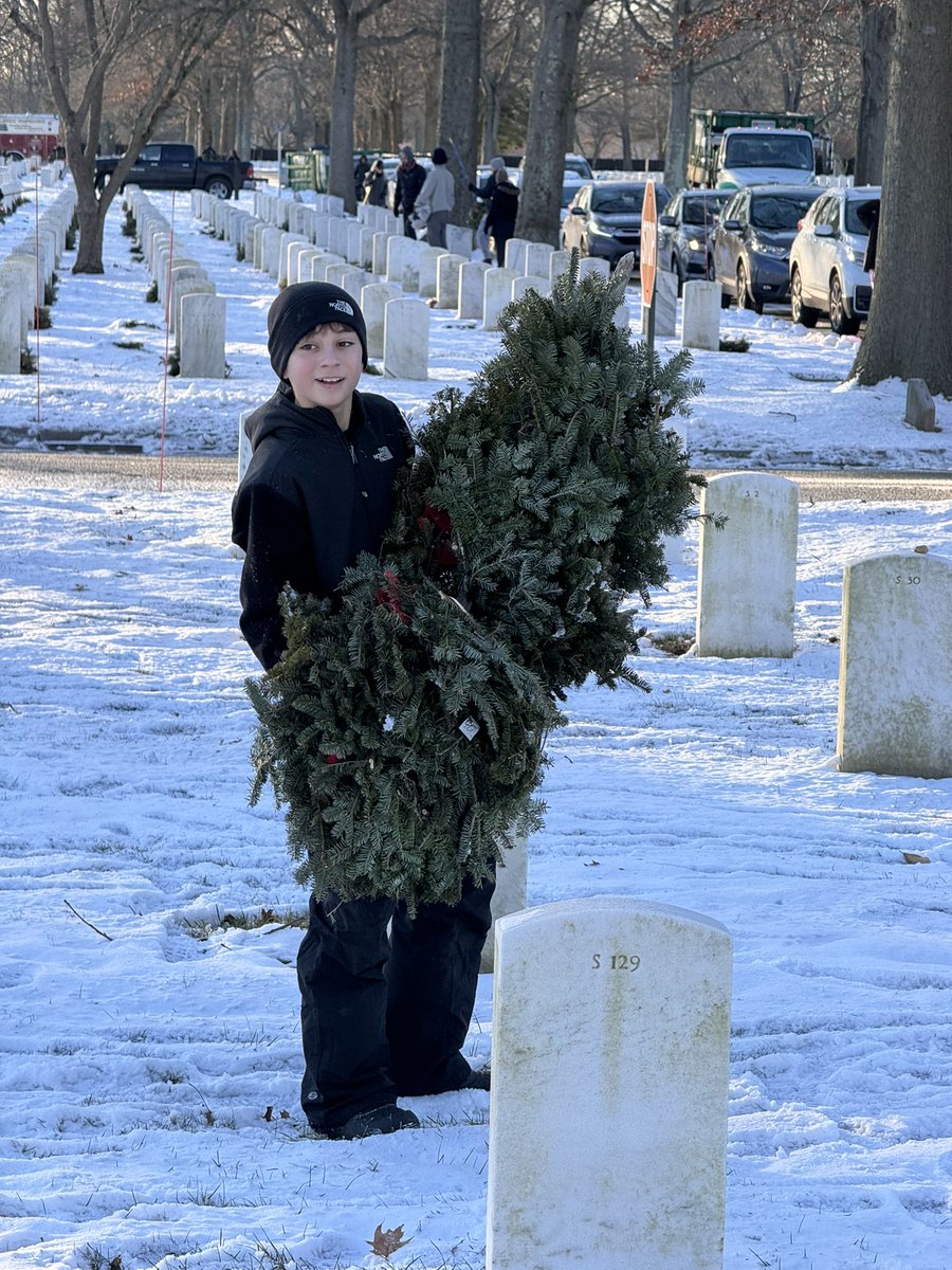 Morning of service for some of <a href="/MineolaMS/">Mineola Middle School</a> seventh graders at Long Island National Cemetery picking up wreaths on the graves of our fallen heroes. #MineolaProud <a href="/MineolaUFSD/">Mineola UFSD</a> <a href="/WreathsAcross/">Wreaths Across America</a>
