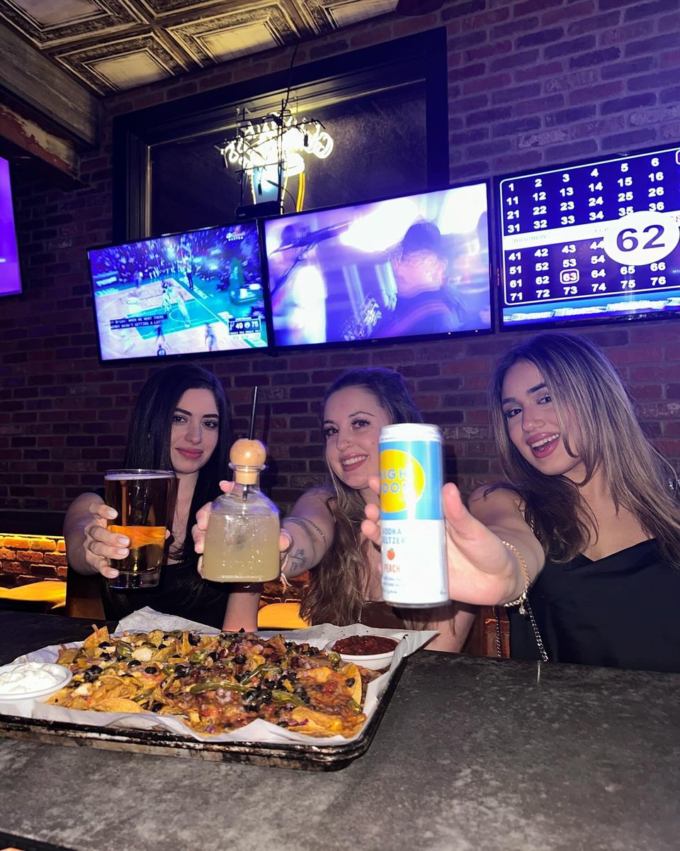 It’s the weekend! 🎉 We open at noon today & tomorrow ! ⏱️Come into Paddy Kellys & grab some of our kitchen sink nachos 😋🍴 Pairs perfectly with an ice cold beer 🍺 Open til 1 AM with full kitchen until Midnight ! 🔥#kitchensinknachos #giantnachos #bostondrinks #northshorema