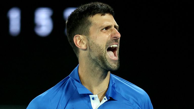 Hoje vou contar uma pequena história de como o mundo dá voltas. Esse é Novak Novak Djokovic, um jogador de tênis. Novak se recusou a tomar vacina contra a COVID-19. Bem, aí começaram a boicotá-lo e a perseguí-lo como um subversivo. O usaram para dar o exemplo.