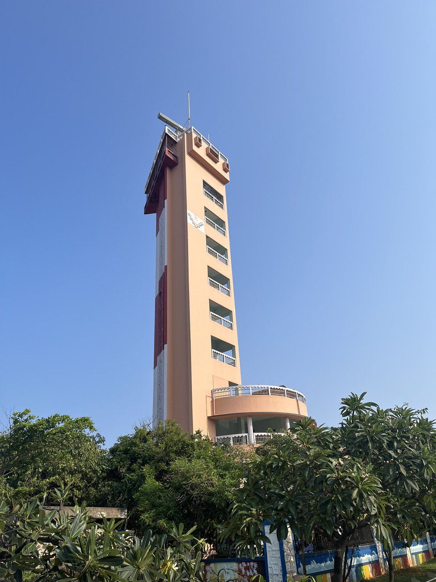 Scribblesmax's tweet photo. @GSwinbourne #ChennaiLightHouse #marina https://t.co/lgO3EcU4VV