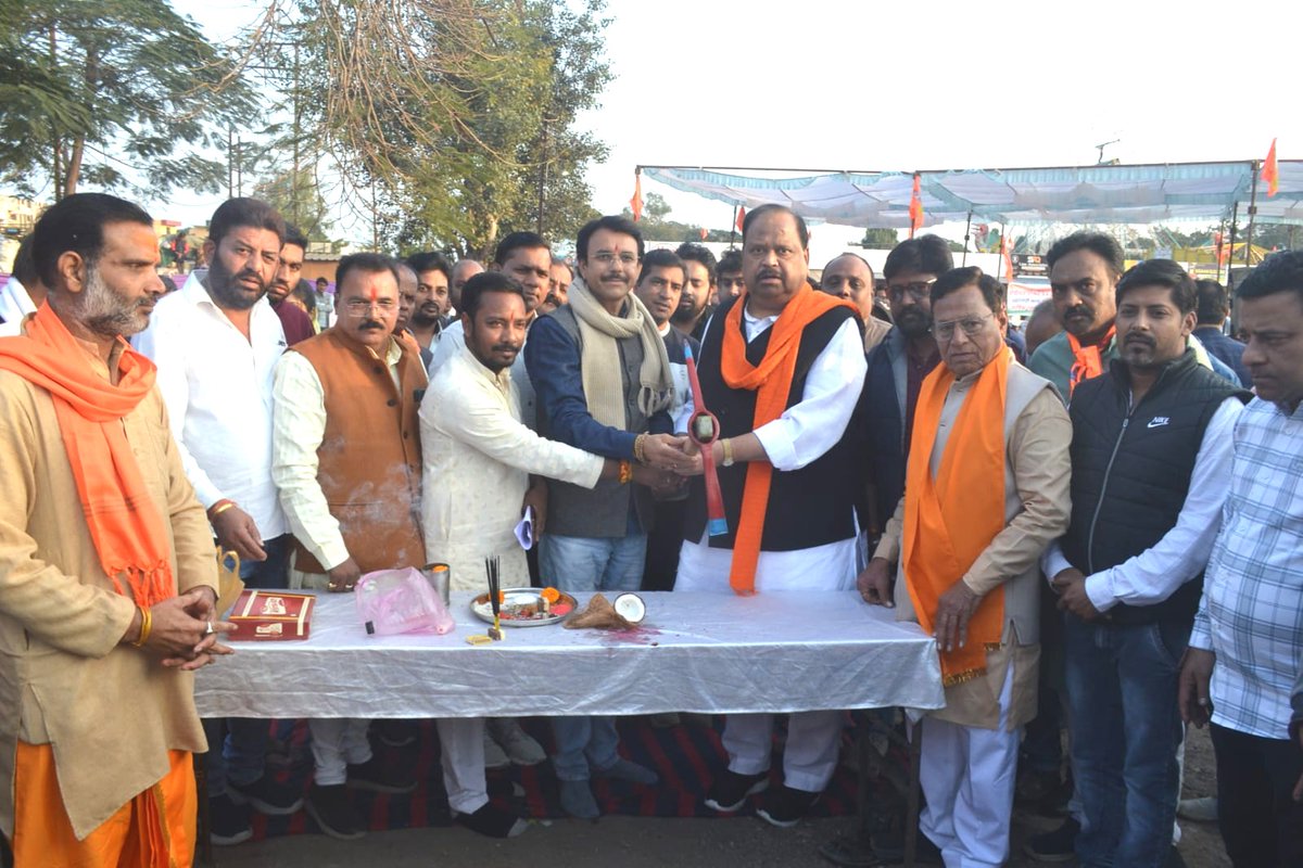 projsratlam's tweet photo. प्रदेश के #MSME मंत्री श्री @ChetanyaKasyap ने रतलाम में 3 करोड़ 52 लाख रुपए लागत से निर्मित होने वाले फूड प्लाजा भवन एम.पी.43 के निर्माण का भूमिपूजन किया।

लाडली लक्ष्मी पथ लोकेंद्र भवन के सामने न.निगम द्वारा 43 दुकानों वाले फूड प्लाजा का हो रहा निर्माण।

#JansamparkMP
#prortm https://t.co/F5GqUr2gP7