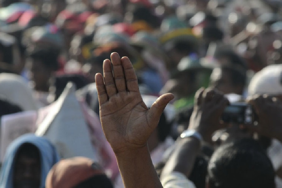 At least 10 police personnel received injuries in stone-pelting after a protest march against the sexual assault on two women in Manipur turned violent.
#ManipurViolence #ManipurUnrest #ManipurOnFire