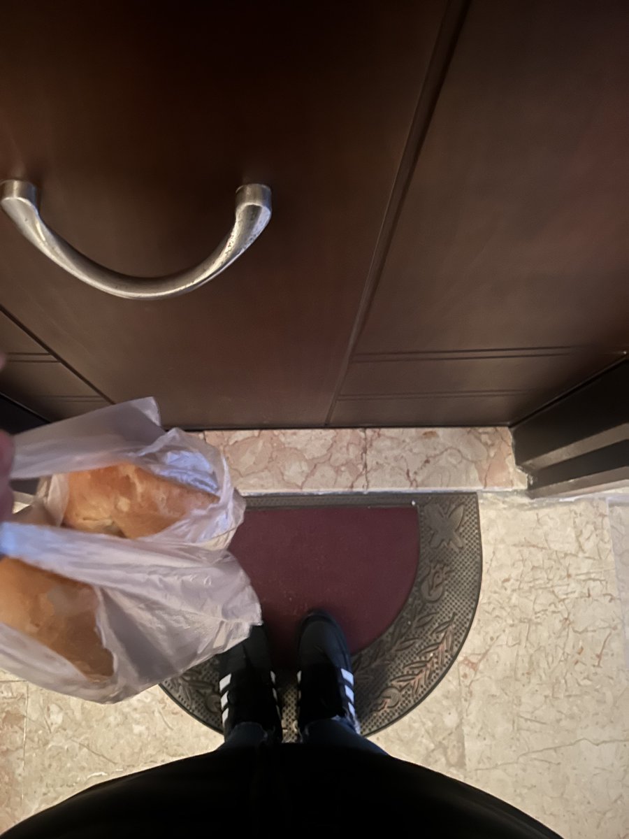 Evin küçük çocuğu geldi. 😇