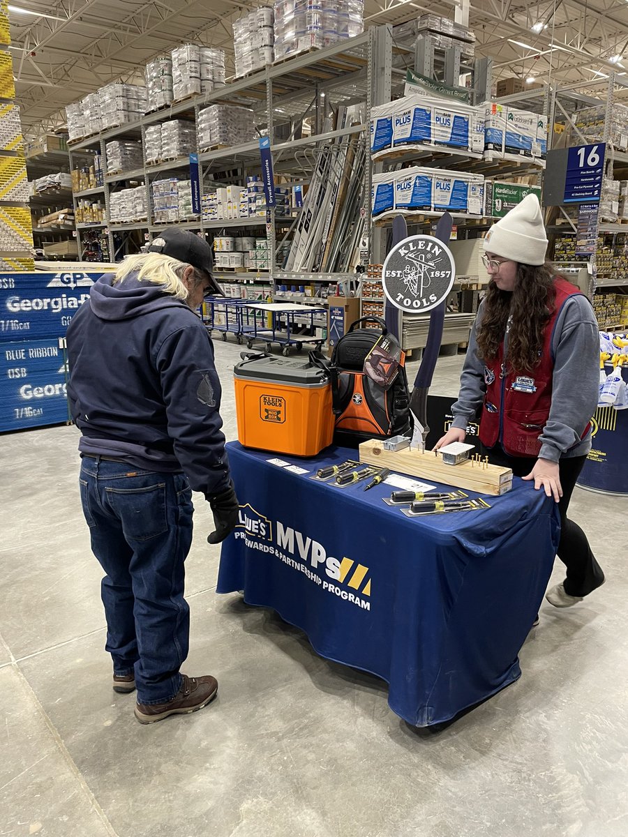 AmberMASM2217's tweet photo. Customers and associates are excited about our Klein 11-in-1 screwdriver!! Come by and try our demo for yourself and check our great selection of Klein tools and accessories!! #R1Demos @BenitoKomadina @som2to @BrianLowes2217 @kennygrimsley https://t.co/9HdAnusrn4