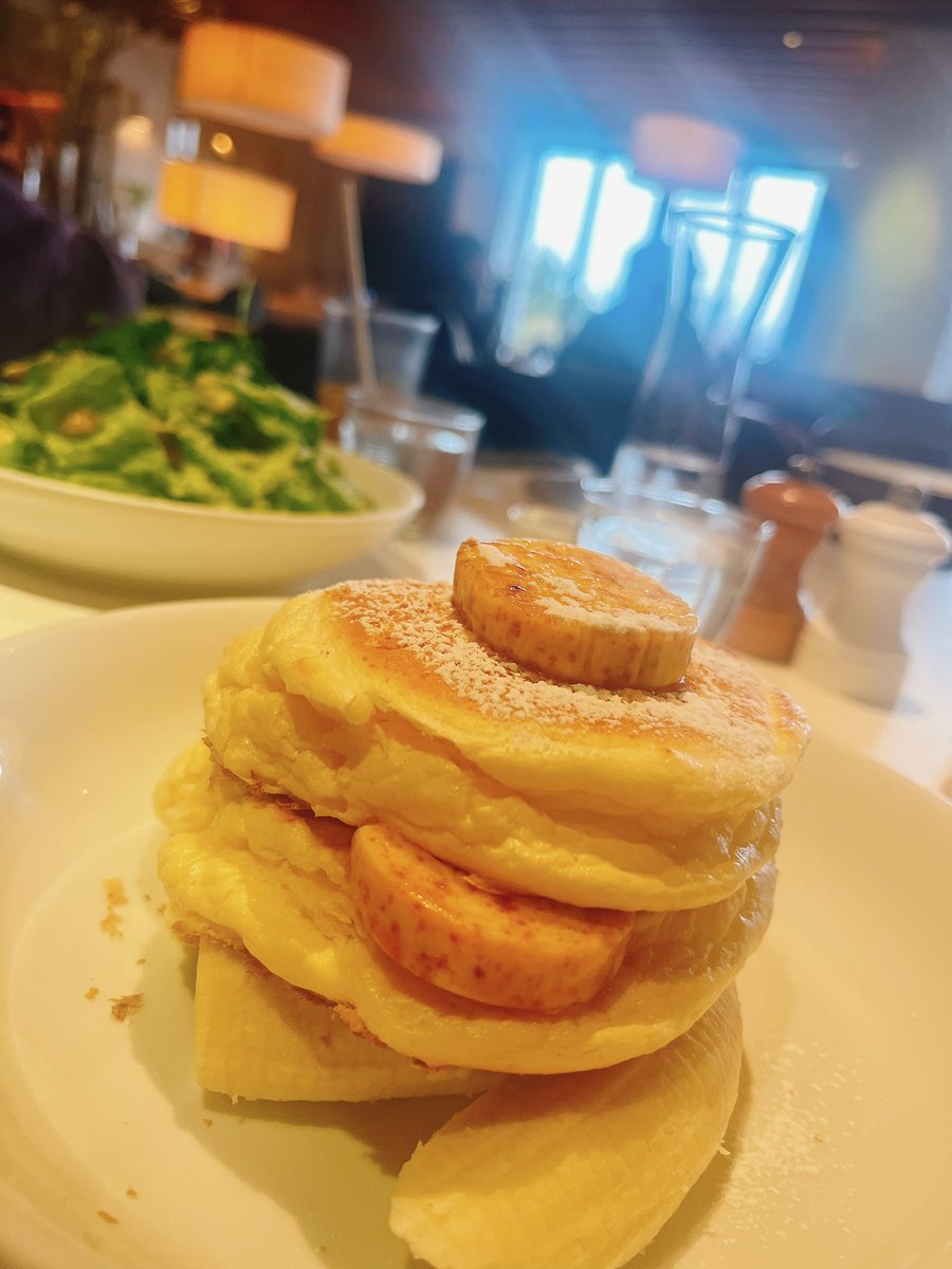 kuma_gohan000's tweet photo. デックス東京でbillsのパンケーキ。
やっぱりおいしい🥞
コロナ禍が嘘みたいに人が増えててどのビルも活気があったし、動物と触れ合える施設とかドローン体験とか楽しそうなお店もたくさん。
小雨でちょっと寒かった。 https://t.co/Qkhr1jqMKt