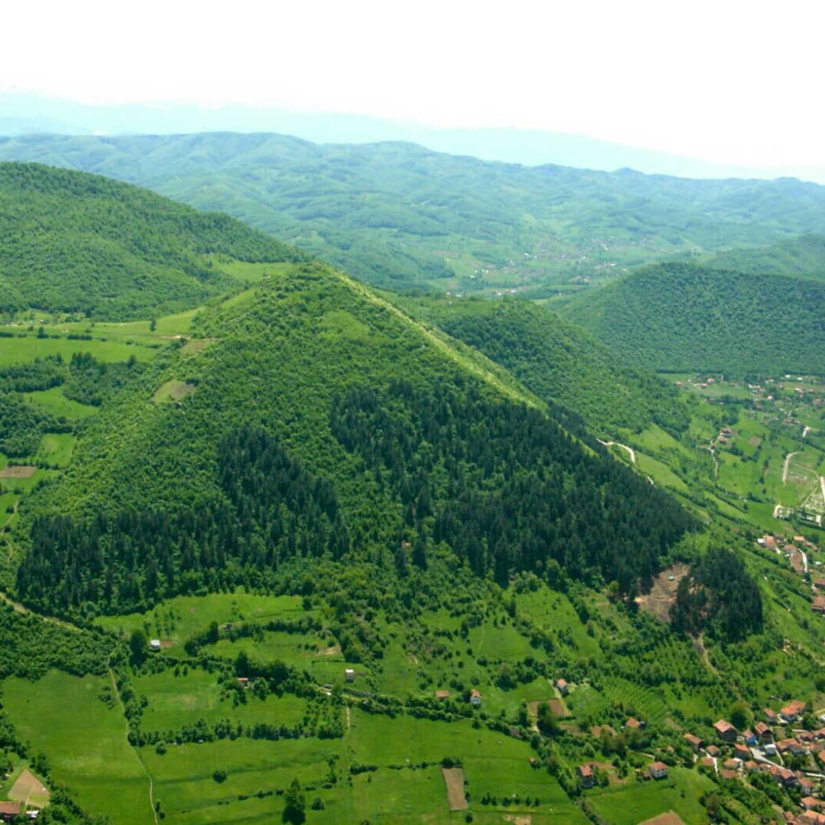 ComplotMir's tweet image. Des Pyramides cachées en Bosnie : 

historizo.cafeduweb.com/lire/11432-les…