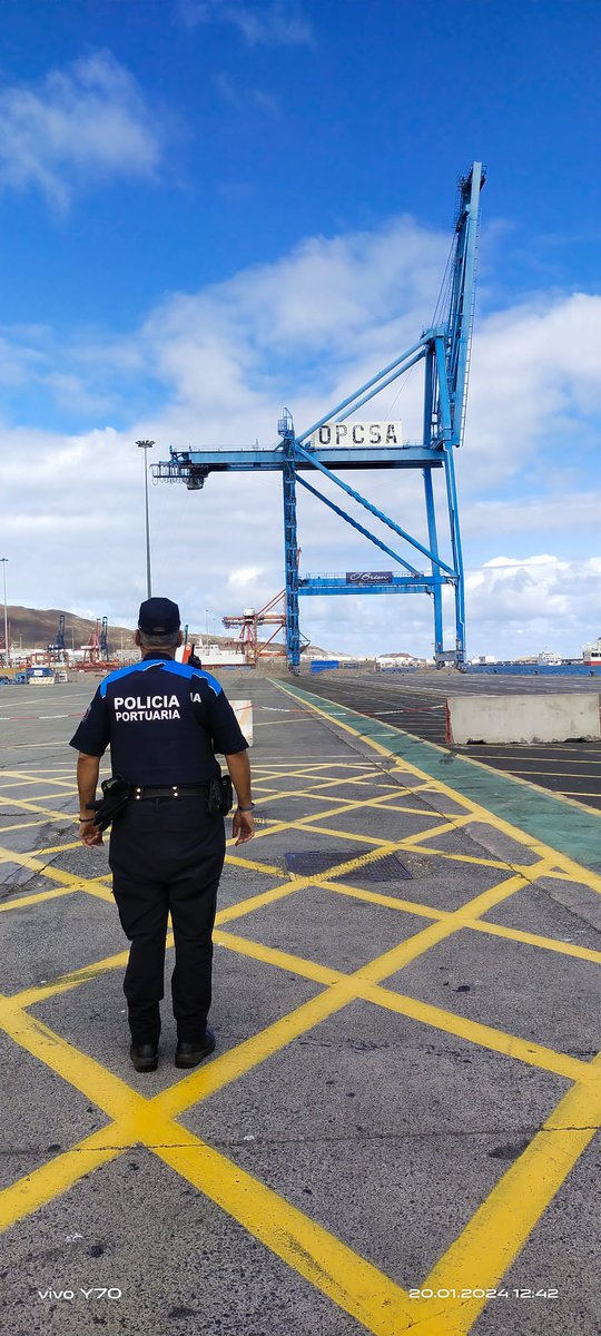 PoliciaAPLP's tweet photo. 👮🏻♀️👮🏻♂️ Supervisamos el derribo controlado de una vieja grúa tipo "Post Panamax", en la TC #OPCSA.
🏗 La instalación de las nuevas "MalaccaMax" permitirá atender a buques portacontenedores 🚢 de mayor tamaño y capacidad💪
Nos gusta que los planes salgan bien 👌
#PolicíaPortuaria https://t.co/fiL4ur9IfP