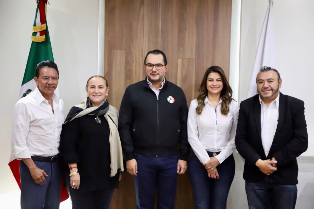cdeprihidalgo's tweet photo. El Ingeniero @benjamin_rico se ha separado de sus funciones como Presidente del @PRI_Pachuca, reiterando su lealtad a nuestro instituto político. 

Nuestro presidente @MarcoMendoza_B, reconoció su trabajo en favor de la capital del estado y dio posesión a la nueva dirigencia conformada por Liliana Verde y Hugo Pérez.

#SomosRevolucionarios