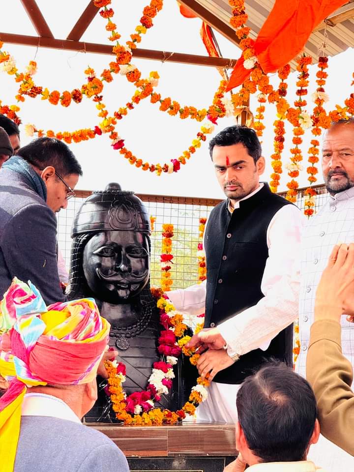 karaulipalace's tweet photo. क्षत्रियसंघ सबलगढ द्वारा आयोजित क्षत्रिय शहीद स्मारक अनावरण कार्यक्रम की अध्यक्षता  युवराज सा के द्वारा की गई जिसमें मुख्य अतिथि मध्यप्रदेश विधानसभा अध्यक्ष श्री नरेन्द्र सिंह तोमर थे, जिसमें शहीदो की प्रतिमाएँ , एक जगह पर स्थापित कर एक अनुकरणीय उदाहरण प्रस्तुत किया है
#sabalgarh https://t.co/VeJXHcFvjB