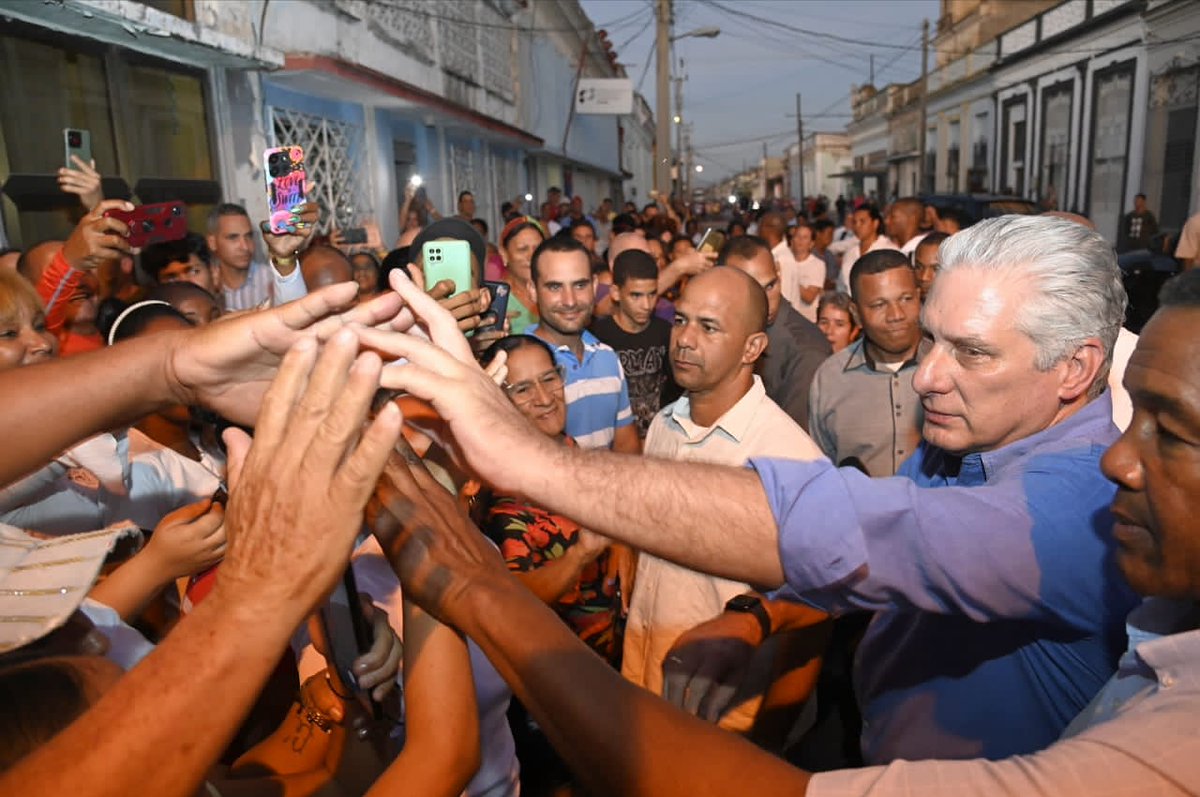 Intensa jornada de recorrido, de intercambio y de reflexión ayer en el municipio cienfueguero de #Cruces. Lo nuestro, como expresó el Presidente <a href="/DiazCanelB/">Miguel Díaz-Canel Bermúdez</a>, es conversando con la gente, viendo sus inquietudes, explicando e implementando para no afectar. #QueNadieQuedeAtrás