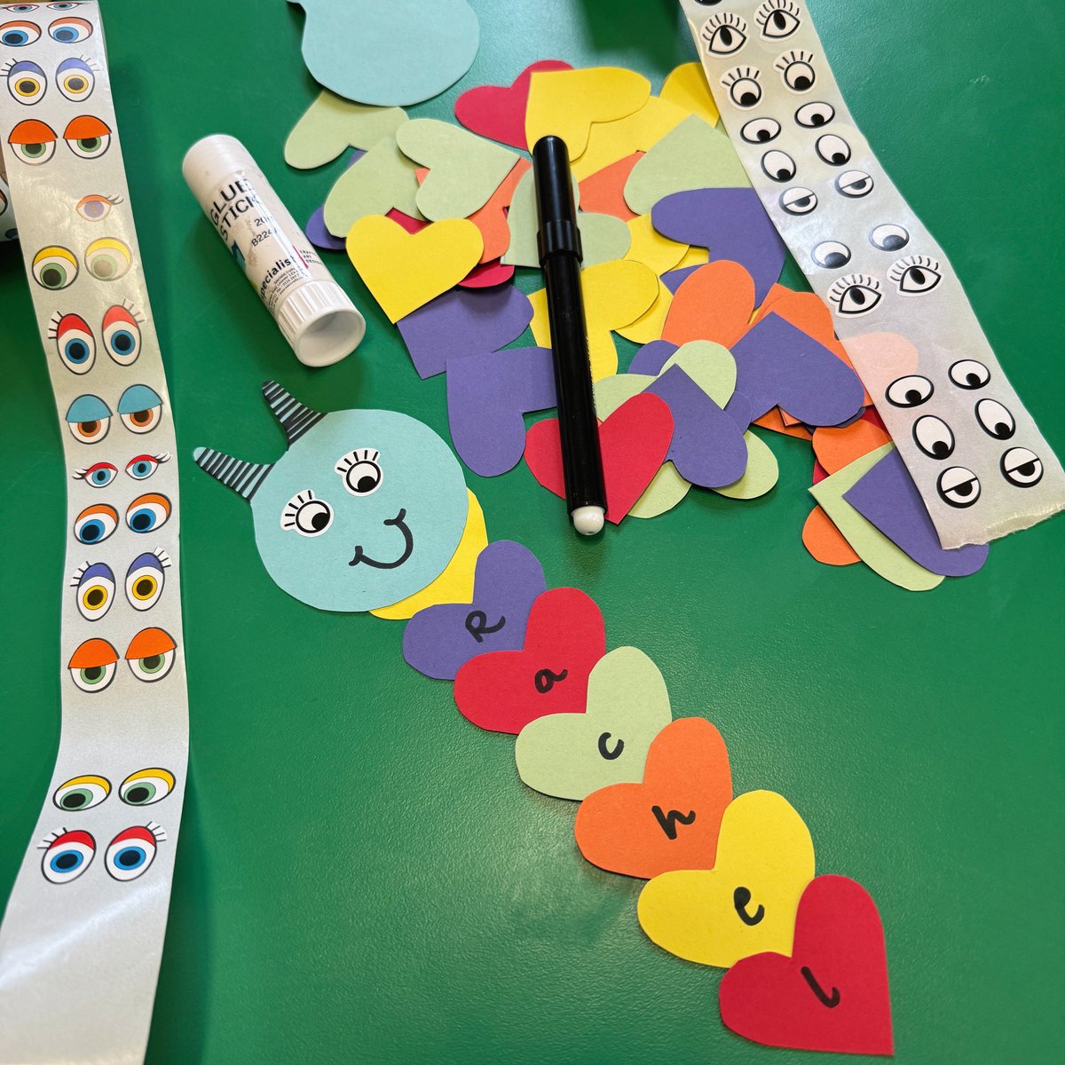 CharltonLib's tweet image. We had a fantastic time at #LibraryFunClub at #CharltonLibrary today! 🎨 We made caterpillar bookmarks inspired by the #VeryHungaryCaterpillar! 🐛 Join us on Saturday’s at 10:30-11:30am for more #CraftingFun, make friends and borrow books 📚 #LoveYourLibrary