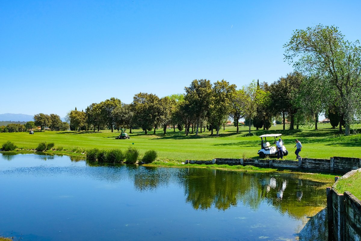 La identidad de la Costa Brava reflejada en nuestros campos, donde entre mar y montaña, nuestros hoyos también se rodean de un vibrante verde y unos maravillosos lagos azules 🌲⛳