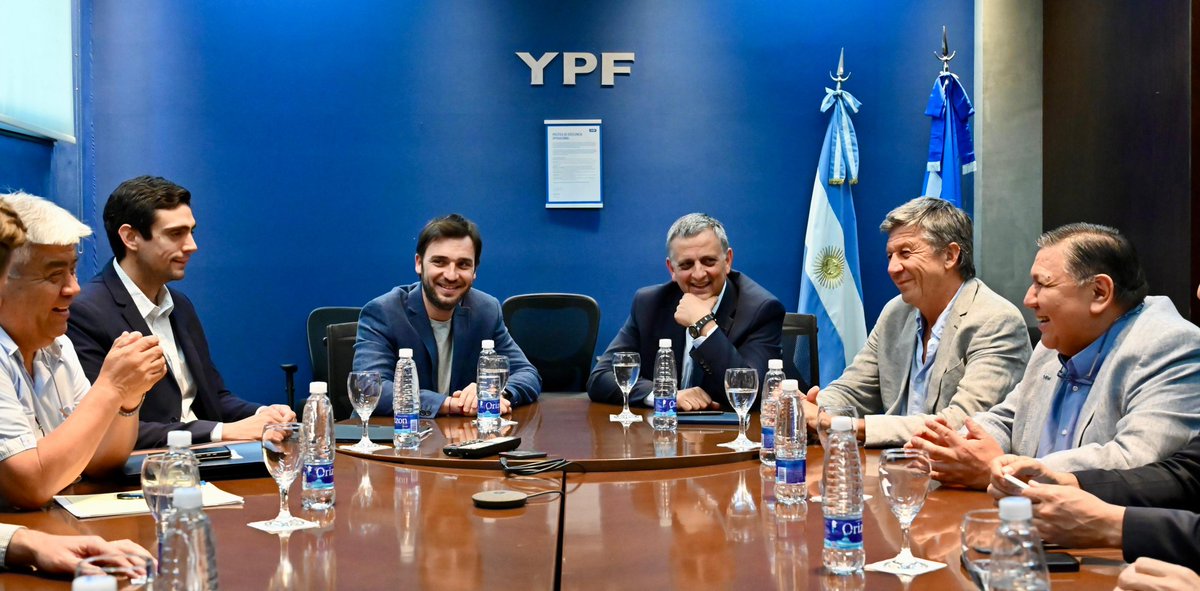 Acompañé el gobernador @NachoTorresCH en la reunión de ayer viernes por la tarde en Comodoro Rivadavia con el presidente de @YPFoficial, Horacio Marín. Es necesario hacer todos los esfuerzos por sostener la producción en la Cuenca del Golfo San Jorge.