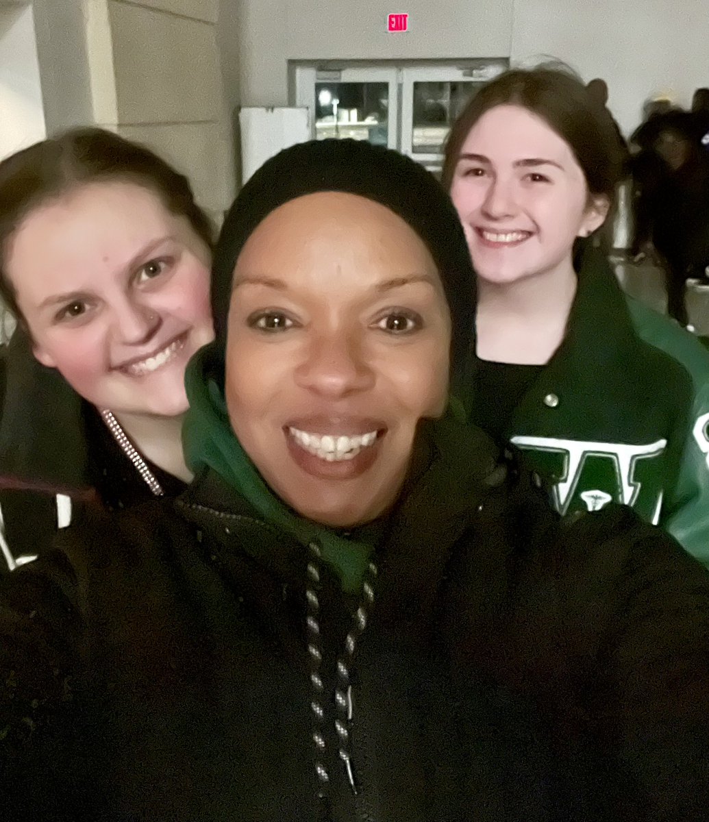 @NDNGirlsHoops and @NDNBB_ basketball game I got to see these two young ladies working as @HachieSportsMed! They were my students at Coleman Junior High and now they a senior and junior! 😍💚🏀