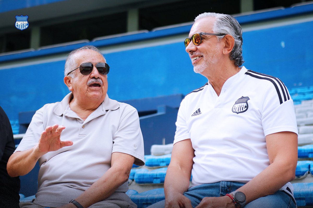 CSEmelec's tweet photo. La mañana de hoy recibimos la visita del Gobernador del Guayas y del Intendente de la Policía en nuestro Estadio 🤝

Previo al entrenamiento conversaron con nuestro Dt y recibieron un presente por parte del Presidente del Club José Pileggi 🔝

#PorEmelec🤜🏽🤛🏽⚡️ https://t.co/5siaCtP1up