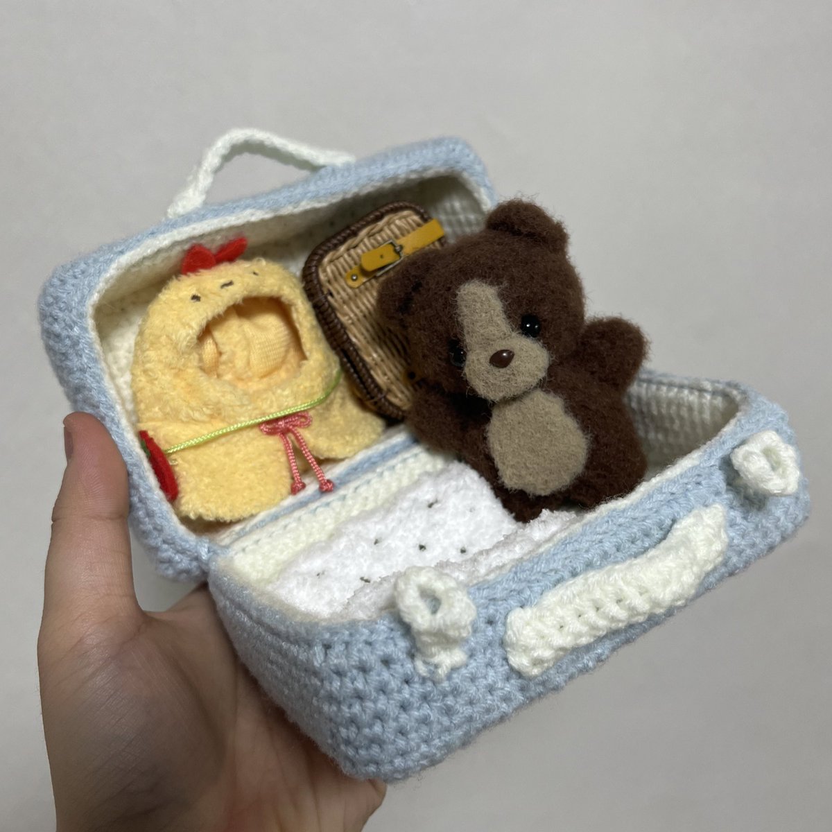 crochet_hanu's tweet photo. 미루고 미뤘던 수트케이스… 다시는 못 뜰 것 같아요 손목이 너무 무리하는 그런… 도안이었습니다….!! https://t.co/CAr8I3E0l3