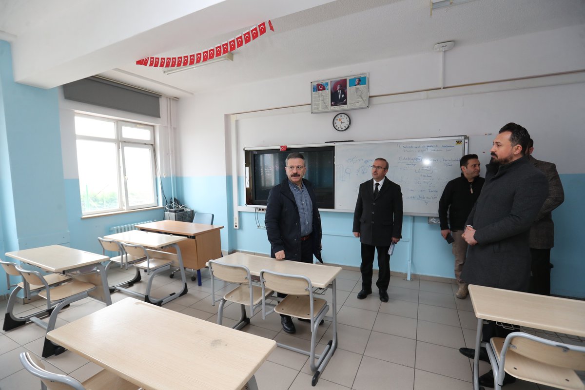 eskvaliligi's tweet photo. Valimiz Sayın Hüseyin Aksoy, Tepebaşı Aşağısöğütönü Mahallesinde eğitim öğretim veren Eskişehir Anadolu Lisesi ve TOKİ İkram Cirit Anadolu Lisesi'ni ziyaret etti. 
Hizmet binalarında incelemede bulunan Sayın Valimiz, İl Milli Eğitim Müdürü Sinan Aydın ve idarecilerden bilgi aldı. https://t.co/5M2IKhFcPV