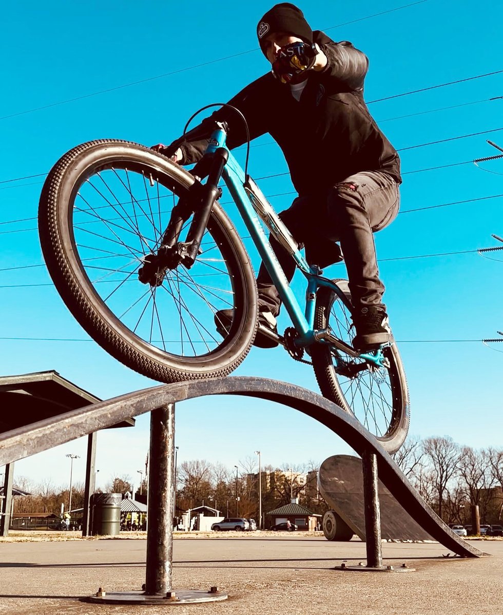 sebikes's tweet photo. You normally see @zachslewis blasting on big dirt jumps, but he can have fun on any terrain! Here's some rail ride action on his #djripper HD. #sebikes https://t.co/9gq5CQyz4I
