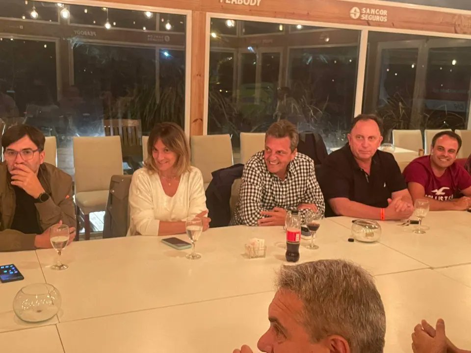 GoliaDarioR's tweet photo. Con @SergioMassa @MalenaGalmarini y 20 Intendentes del espacio compartimos una mesa de trabajo.  Defender a nuestros productores de la suba de las retenciones, rechazo al DNU y ley Omnibus y la defensa de los derechos, adhesión a la marcha del 24. https://t.co/0raHs4akpT