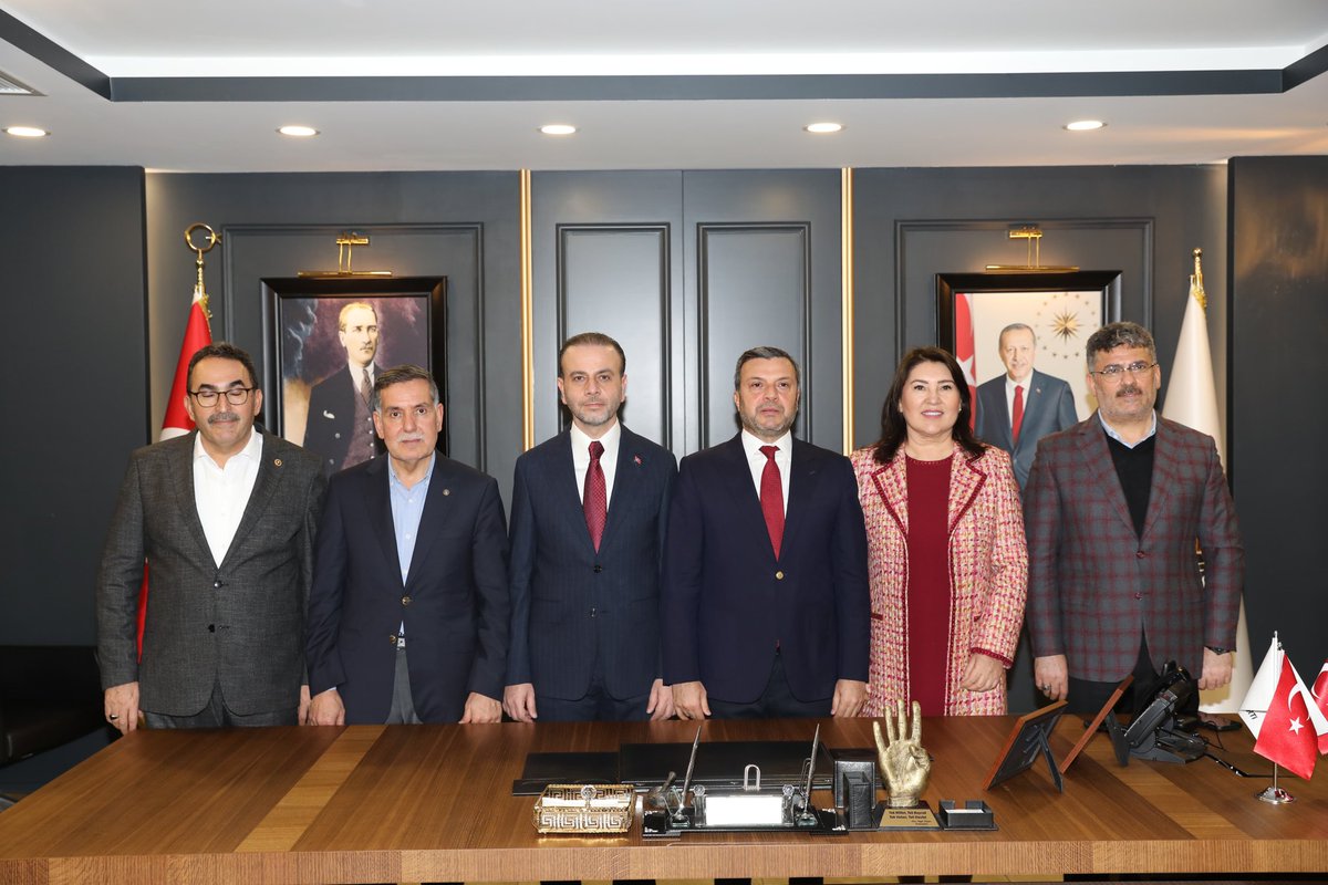 Bugün yine, yeniden Bismillah dedik, hedefe koşuyoruz.

Adana'mıza gerçek belediyeciliği getirmek, bu güzel şehri hakettiği noktaya taşımak için Cumhur İttifakı'mızın paydaşları olarak milletvekillerimizden mahalle başkanlarımıza kadar, gece gündüz demeden çalışacak, 31 Mart