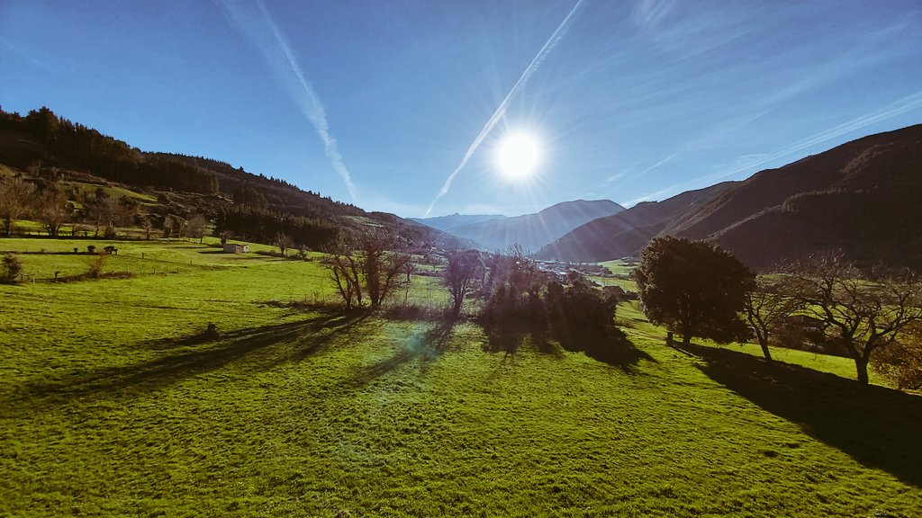 Apez140's tweet image. El Sol ya se acerca al Horizonte Mundo.
Las Sombras poco  a poco se van alargando...🧚‍♂️😎