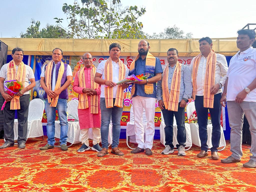 Bapu4Talcher's tweet photo. ଆଜି ଛେଣ୍ଡିପଦା ନିର୍ବାଚନ ମଣ୍ଡଳୀ ଅନ୍ତର୍ଗତ ଜରଡ଼ା ଠାରେ ୰ଇଂ ରାଜେଶ କୁମାର ଦାସ(ରାଜୁ)ଙ୍କ ପ୍ରତିମୂର୍ତ୍ତି ଉନ୍ମୋଚନ ତଥା ୧୬ ତମ ରାଜୁ ମେମୋରିଆଲ କ୍ରିକେଟ ଟୁର୍ଣ୍ଣାମେଣ୍ଟର ଉଦଘାଟନ କରିବା ଅବସରରେ ।। https://t.co/a8XrE22lgY