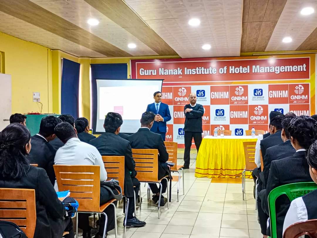 sunburstvin's tweet photo. It was a pleasure to talk to #GNIHM students about the exciting new developments in the wine &amp; spirit industry and how the Gérard Basset Foundation scholarship opportunities can help launch the student's career!😊🍷

@GerardBassetFDN

#SunburstVin #GérardBassetFoundation #GBF https://t.co/UU039jqukf