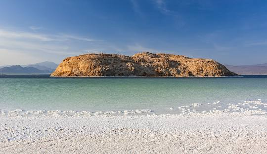 Il lago di Assal (in francese Lac Assal, in arabo بحيرة عسل) è un lago che si trova nella repubblica di Gibuti, nel cosiddetto triangolo di Afar e con i suoi 155 metri sotto il livello del mare rappresenta il punto più basso d'Africa. La profondità massima delle sue acque è