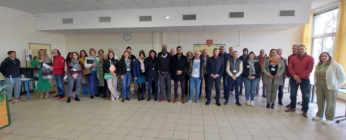 KaciDiha's tweet photo. 1er ORAL BLANC DNB.  
Merci aux professeurs et 18 entreprises mobilisées par #FACE84 dans les jurys au profit de 130 élèves.Bilan positif: regards croisés,montée en compétences,confiance en soi,persévérance et évaluation positive.Ambition pour nos élèves.@dsden84 @AcAixMarseille https://t.co/9CQ5TTGOyK