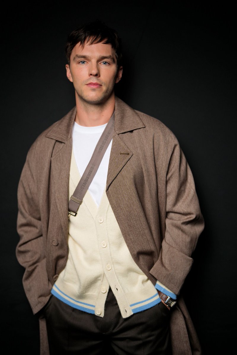 📸 Nicholas Hoult at the Dior Homme front row during Paris Fashion Week (January 19, 2024)