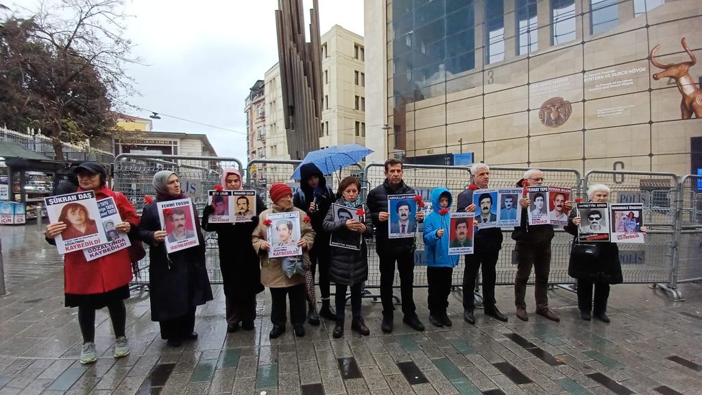 Cumartesi Anneleri bu hafta 28 yıl önce gözaltında işkencede katledilen Abdullah Canan için adalet istedi.
Cumartesi Anneleri ayrıca Meral Akşener'in 90'larda işlenen cinayetlerin "mertçe" işlendiği söyleminin suç itirafı olduğunu söyledi.
#CumartesiAnneleri982Hafta