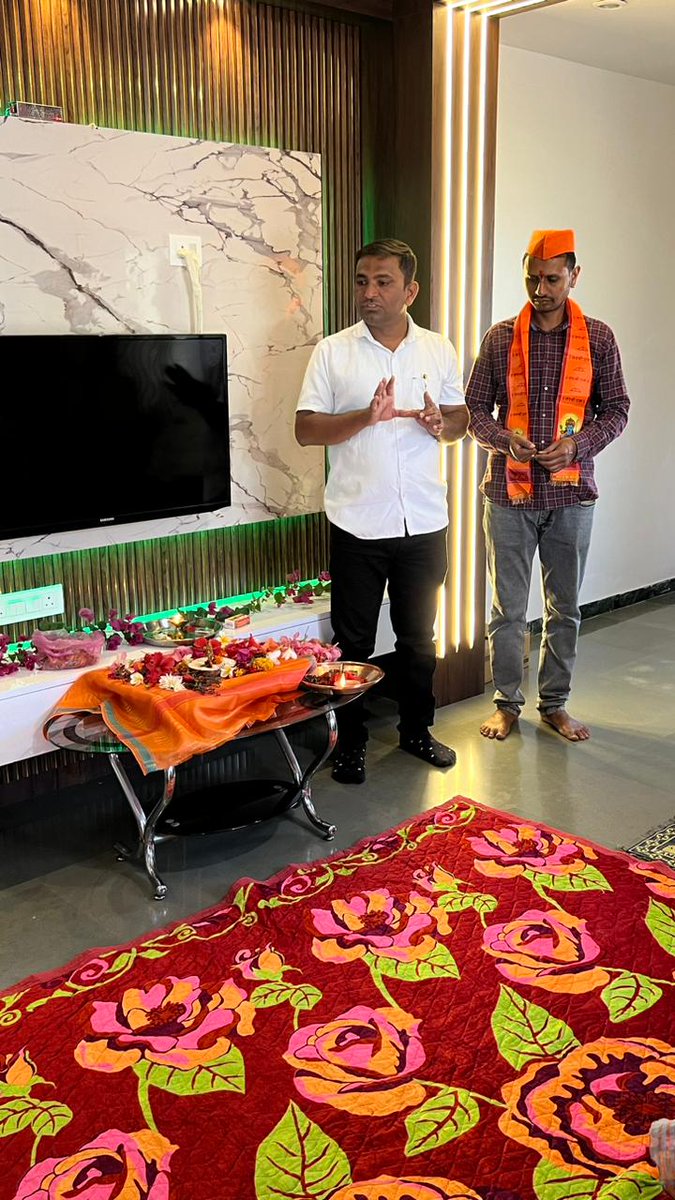 DipakMunde10's tweet photo. साद ही श्रीराम नामाची
अवघ्या विश्वाच्या उत्सवाची
हा सोहळा मानवतेचा 
तयारी ही भारत पुनः विश्वगुरु करण्याची.#अनुलोमचीवस्ती_रामाचीभक्ती
@ANULOMMH
@Dev_Fadnavis
@Team__Devendra https://t.co/IuDbh837uC