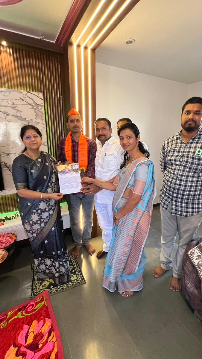 DipakMunde10's tweet photo. साद ही श्रीराम नामाची
अवघ्या विश्वाच्या उत्सवाची
हा सोहळा मानवतेचा 
तयारी ही भारत पुनः विश्वगुरु करण्याची.#अनुलोमचीवस्ती_रामाचीभक्ती
@ANULOMMH
@Dev_Fadnavis
@Team__Devendra https://t.co/IuDbh837uC