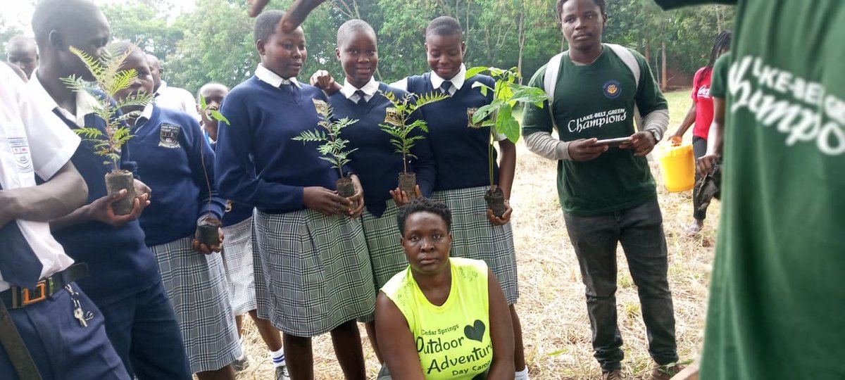 LakeBelt_Ke's tweet photo. 🌳🌍 Lake-Belt Green Champions planted 100+ trees at Sugar Research Secondary! 🌱 Prioritizing Climate-Change-themed and fruit trees, this continues our #GrowWithYourTree Initiative, fostering eco-consciousness among the youth. 🌿🍃 #YoungTreeAdopters #SustainabilityEducation https://t.co/hxmWCc00X7