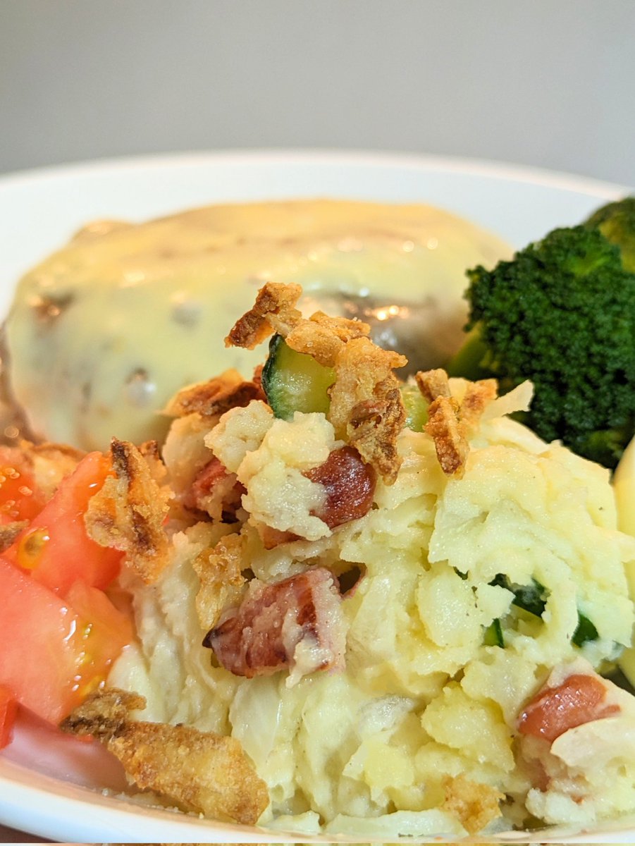 メンチカツの予定が途中過程のハンバーグがいいと主人🙄
先週もハンバーグじゃなかった❓
どんだけ好きなん😂

そして世界一好きなポテトサラダ(人参抜き🥕)
今日はこっちが主役だよ☺️