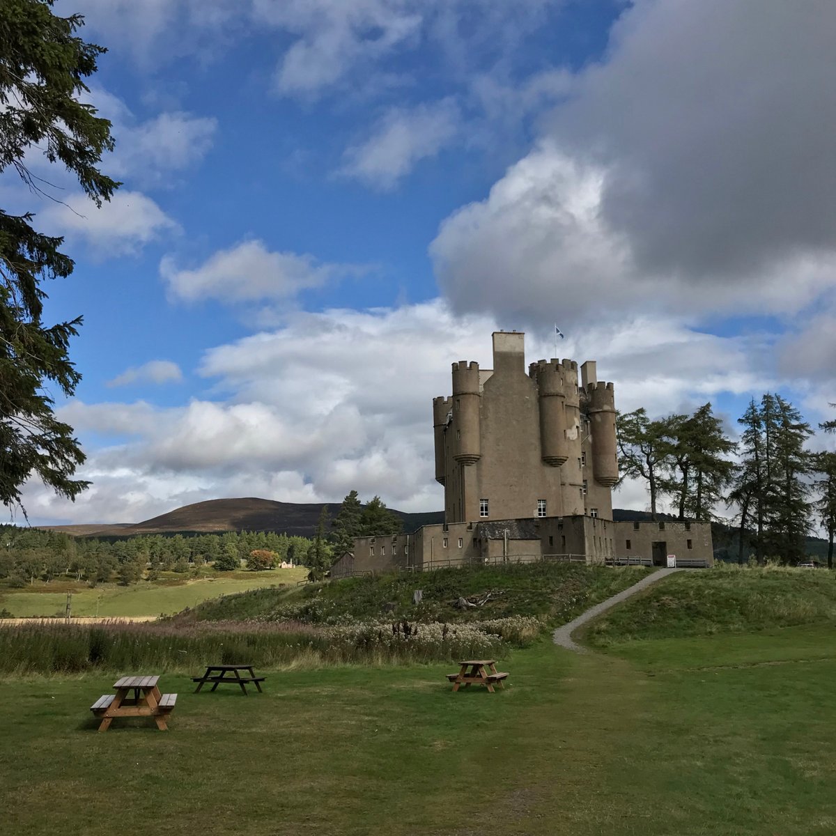 A breath-taking view of Braemar Castle, in Aberdeenshire. Constructed by the Earl of Mar John Erskine, once served as a hunting lodge and garrison, the castle has seen its fair share of battle scars. Join us in the awe-inspiring castles of Scotland: triporganiser.net/tour/nature-ca…