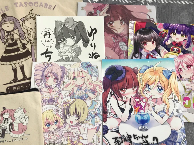 皆さんに隠してたことがあるます
去年末に「冬コミ行きてぇ〜😭」と嘆いてた私ですが、実は運良く代行してもらえまして……年末年始特有の大忙しを経て、ついに邪神ちゃん冬コミセット受け取りました。邪教徒の絆は永遠だァァッ!! 