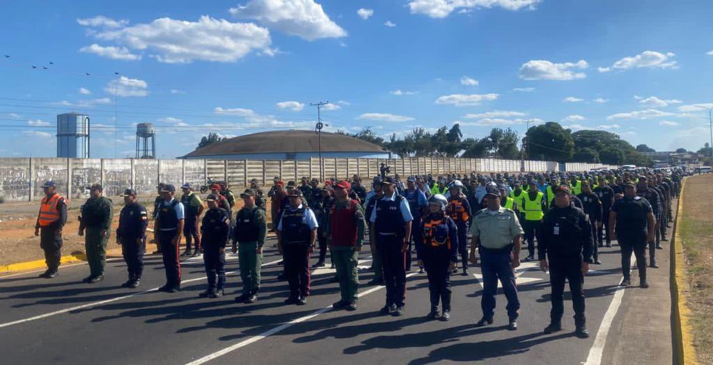 Redi_andes's tweet photo. #AsíLoDijo || GJ @dhernandezlarez Unión cívico militar en resguardo del suelo sagrado y del orden constitucional !
#IntegrarEsVencer
#TerritorioSoberanoYSeguro https://t.co/KTcBQEBufp