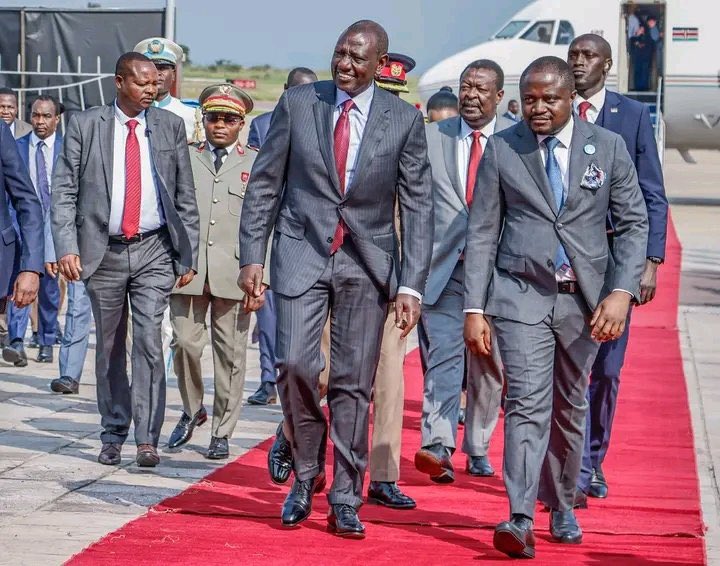 radiookapi's tweet photo. Investiture du Président Félix-Antoine TShisekedi. Sont déjà arrivés à Kinshasa :
- le Président de la Guinée Bissau, Umaro Sissoco Embalo,
- le Président de la Guinée équatoriale, Théodore Obiang Nguema,
- le Président Macky Sall du Sénégal,
- Le Président de Djibouti, Ismaïl Omar Guelleh
- Le Président de Malawi, Lazarus Chakwera
- Le Président Angolais João Lourenço
- Le président du Kenya William Ruto
- Le président du Burundi Évariste Ndayishimiye
- Le président Sud-africain, Cyril Ramaphosa
- le Président du Gabon, Brice Clotaire Oligui Nguema
- Le Président de Zanzibar Hussein Mwinyi
- Le Président du Tchad, Mahamat Idriss Déby
- La présidente de Tanzanie Samia Suluhu,
- Le Président de Sao Tomé-et-Principe, Carlos Vila Nova,
- Le Président de la République Centrafricaine, Faustin-Archange Touadéra,
- Le Président du Ghana, Akufo-Addo
- Le Président de la République du Zimbabwe, Emmerson Mnangagwa,
- Président de le République du Congo, Denis Sassou-Nguesso,
- Le Président de la République de la Gambie, Adama Barrow
- Le Président de la Zambie, Hakainde Hichilema,
- d’autres chefs d’Etat et de Gouvernement
- de nombreuses délégations.