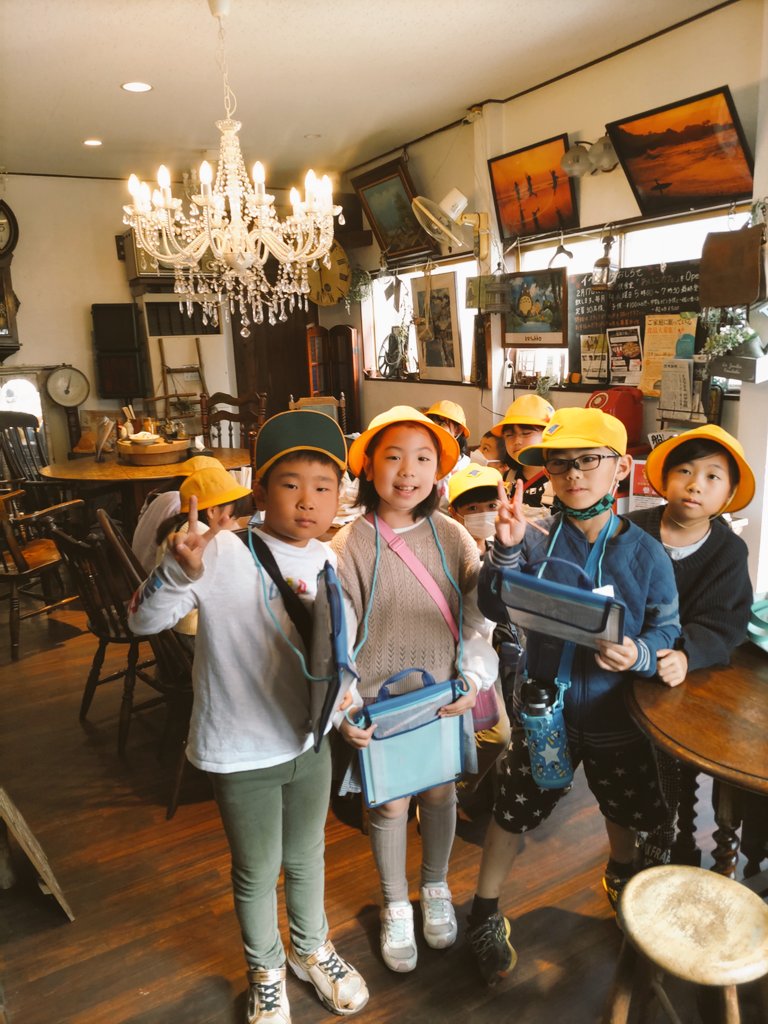 aikocafe1197's tweet photo. 地元の小学校では町のすてき探検といって小学2年生の児童がお仕事場に伺い質問をします

子ども食堂って何ですかの問いに
君たちの学校おうち塾以外の居場所になってほしいんだと説明しました

後日担任の先生からお礼の手紙持参頂き

自分が子ども達の優しいエールを貰い温かな気持ちに包まれました https://t.co/sTgDeCQuLu