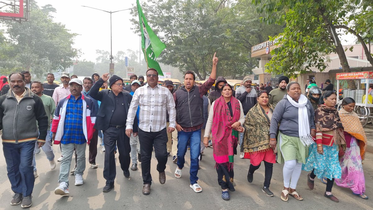 MukulMahatoJMM's tweet photo. #झारखंड के #मुख्यमंत्री_श्री_हेमंत_सोरेन जी को #ईडी द्वारा बार-बार समन जारी कर सरकार को अस्थिर करने का प्रयास किया जा रहा है| #झारखंड_युवा_मोर्चा_पूर्वी_सिंहभूम द्वारा इसके विरुद्ध एक दिवसिय धरणा प्रदर्शन कार्यक्रम का संचालन किया| 
@HemantSorenJMM @JmmJharkhand @JMM_E_Singhbhum https://t.co/9q3xWOAhOP