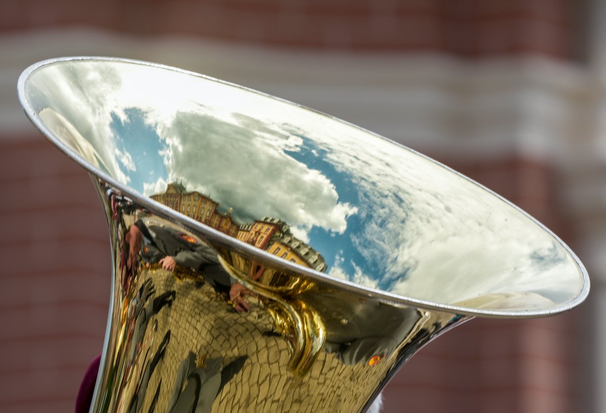 Die Tuba ist das Musikinstrument des Jahres 2024. Hier ein Foto von einem Gelöbnis im Jahr 2022 im Schloss Bruchsal.  #Gelöbnis #Bundeswehr

@Team_Luftwaffe @SKB_JSES
#Luftwaffenausbildungsbataillon #ABCAbwehrbataillon750Baden #HeeresmusikkorpsKoblenz