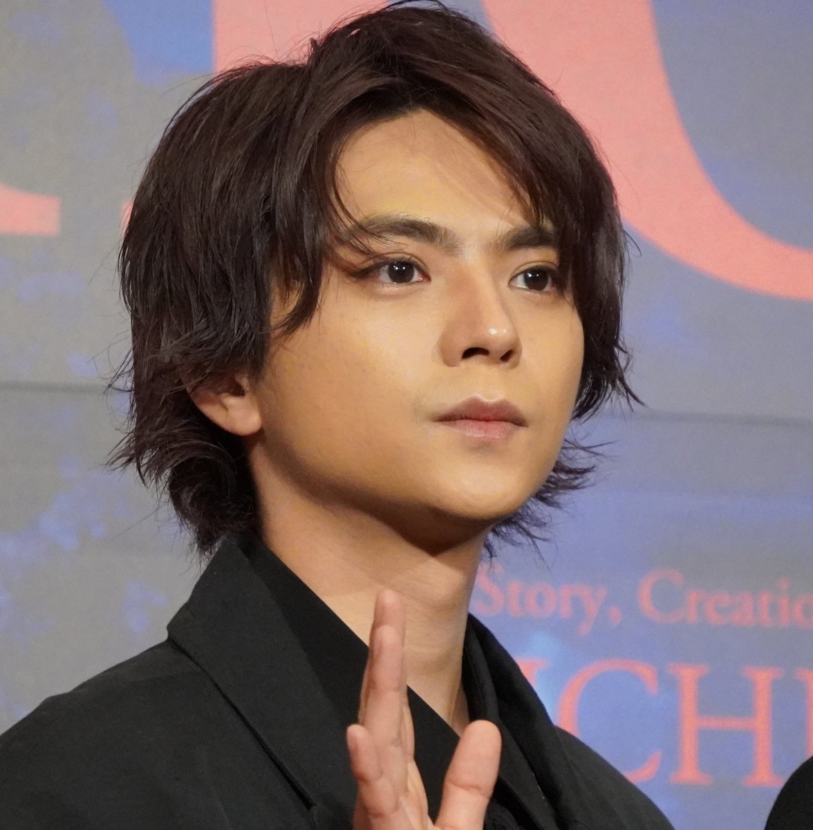 oricon's tweet photo. 堂本光一主演『Endless SHOCK』
“最後”のライバル役は佐藤勝利、中山優馬
“シメ”に上田竜也

今年でシリーズ23年の歴史に幕
3人が胸中明かす
｢ずっと階段落ちしてくださるものだと…」
https://t.co/gLDLNtDbjT

#堂本光一 #佐藤勝利 #中山優馬 #上田竜也 #舞台 #EndlessSHOCK #EndlessSHOCKEternal https://t.co/FJWddO5uft