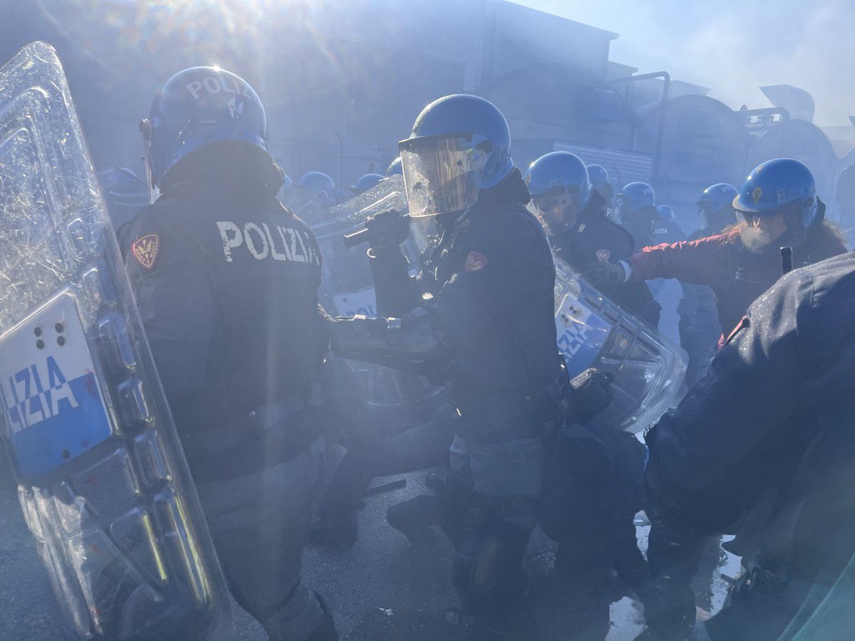 global_project's tweet photo. Manifestanti cercano di avvicinarsi alla Fiera: cariche della polizia, con manganellate, idranti e lacrimogeni. Ci sono alcuni fermi e diversi feriti https://t.co/mCEuJFLlDX