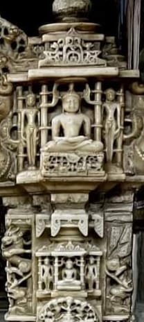 लाडनुं श्वेतांबर जैन तीर्थ (जो कि वर्तमान में जैनाभासीयों के कब्जे में है।)

आज सुबह एक जदजात नग्नोपासक हमे बड़ा कूद कूदकर कह रहा था कि लाडनुं का मंदिर पुर्णतः दिगंबर है।

जबकि यहां के मूलनायक शांतिनाथ परमात्मा के तोरण में सवस्त्र जिनप्रतिमाएं बिराजीत है।

अब आप लोग ही देख लिजिए।