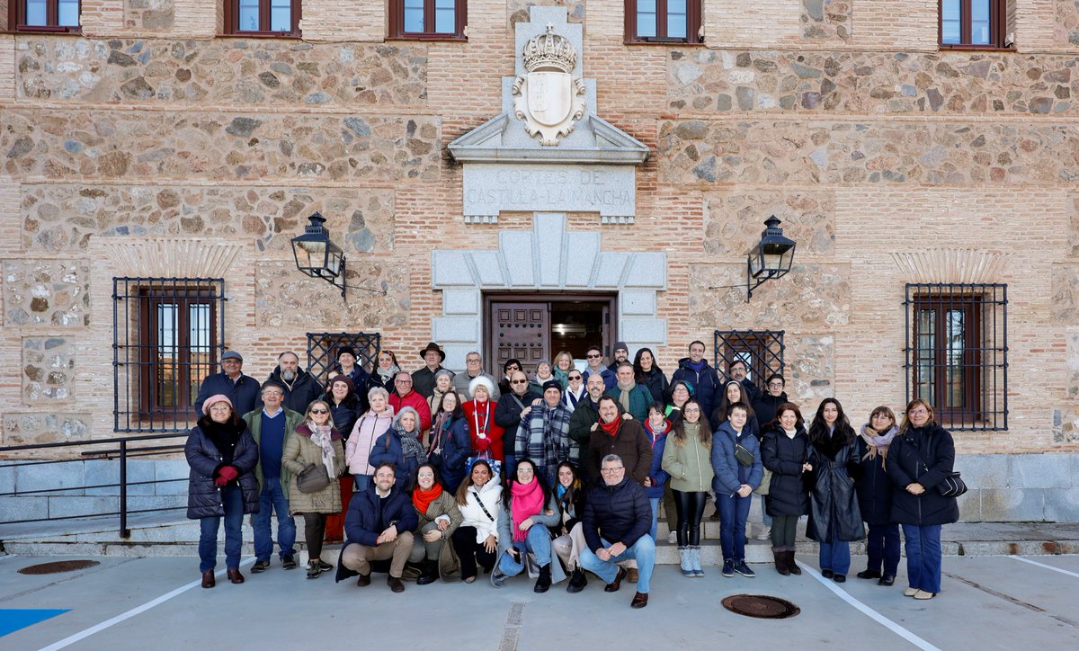 cortesclm's tweet photo. 🎭 La Asociación Gentes de #Guadalajara que cada año organiza la función de #teatro del @tenoriomendocin ha visitado este sábado nuestro parlamento en #Toledo para conocer la sede en el Convento de San Gil y recibir unas nociones de lo que hacemos.

📸 https://t.co/AyZ9pbcM5R https://t.co/WpMlmKiHCZ