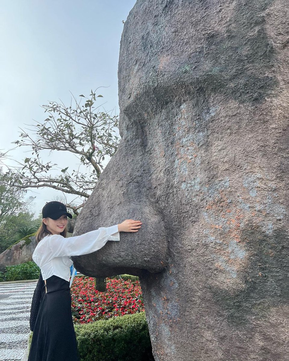 nakyuzng's tweet photo. Ho-ho-holiday! Immersed in the enticing charm of Danang, Vietnam, this catto savors her vacation, generating wonderful memories that linger in her heart and spark a desire to return to this captivating country one day! ᵔᴗᵔ https://t.co/EO4oKJZ27u