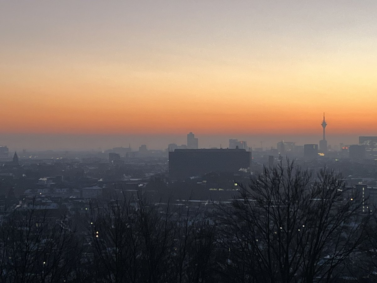 Alpengühen & Düsseldorf. Blick von Grafenberg auf die Stadt. Ein schönes Wochenende. #Grafenberg #Düsseldorf #alpenglühen