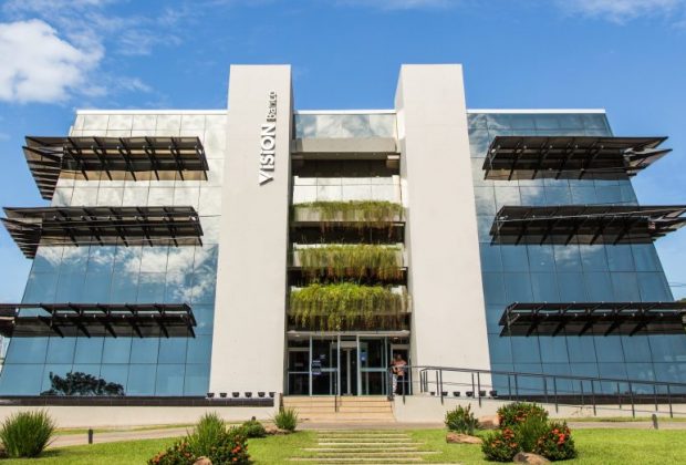 5DiasPy's tweet photo. Ueno Bank anunció la adquisición de Visión Banco, lo que supone la absorción de una cartera de US$ 1.130 millones en activos y un patrimonio neto de US$ 108 millones, de acuerdo con el boletín estadístico de la Superintendencia de Bancos del Banco Central del Paraguay (BCP). El banco presidido por Humberto Camperchioli maneja una cartera de créditos por cobrar de US$ US$ 779 millones y depósitos por US$ 510 millones.
