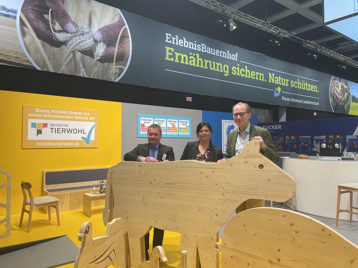 Initiative Tierwohl (@itw_de) on Twitter photo Wir freuen uns über den Besuch von <a href="/carina_konrad/">Carina Konrad</a> auf unserem Messestand bei der Grünen Woche. Herzlichen Dank für den Austausch! #InitiativeTierwohl #Haltungsform Wir freuen uns über den Besuch von <a href="/carina_konrad/">Carina Konrad</a> auf unserem Messestand bei der Grünen Woche. Herzlichen Dank für den Austausch! #InitiativeTierwohl #Haltungsform